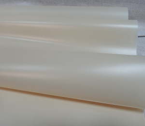 Бумага-калька  цвет  перламутровый  жемчуг 10листов .(калька  лист60х60 см )